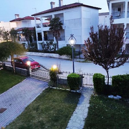 Beach Front Apartment In Пефкохори Экстерьер фото