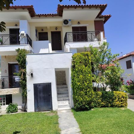 Beach Front Apartment In Пефкохори Экстерьер фото