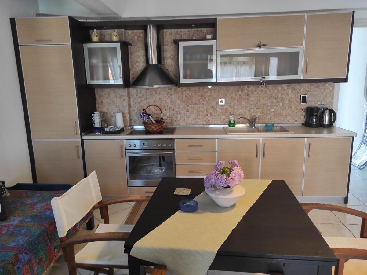 Beach Front Apartment In Пефкохори Экстерьер фото