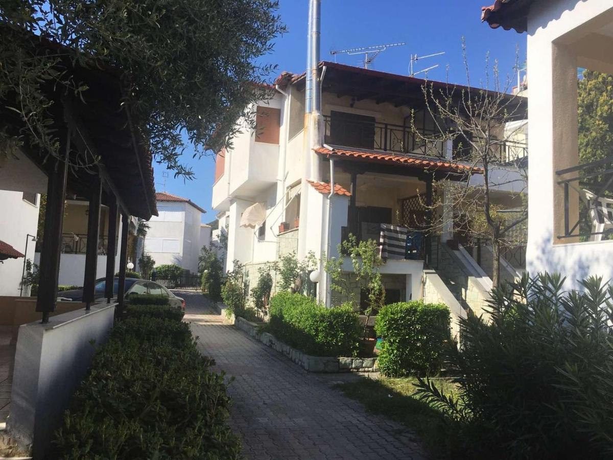 Beach Front Apartment In Пефкохори Экстерьер фото
