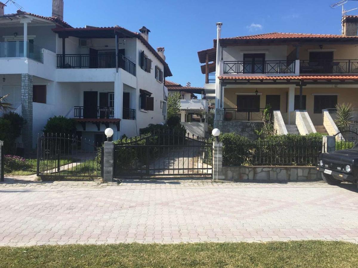 Beach Front Apartment In Пефкохори Экстерьер фото