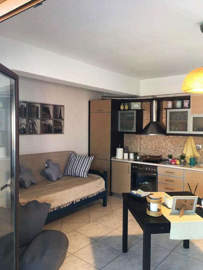 Beach Front Apartment In Пефкохори Экстерьер фото