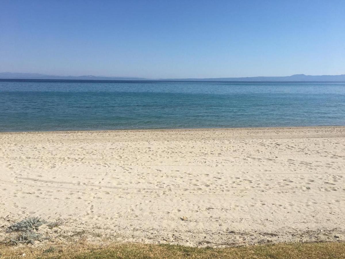 Beach Front Apartment In Пефкохори Экстерьер фото